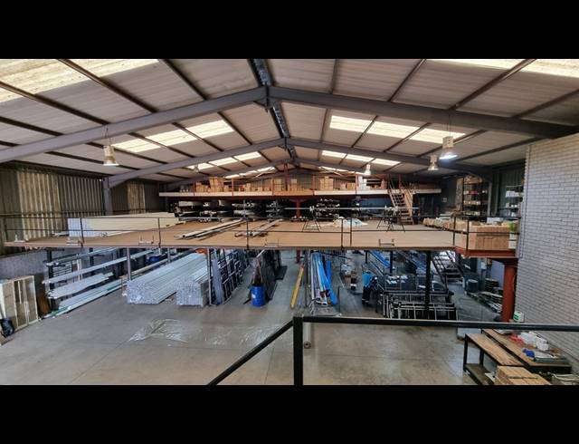 700M² WAREHOUSE FOR SALE IN JET PARK